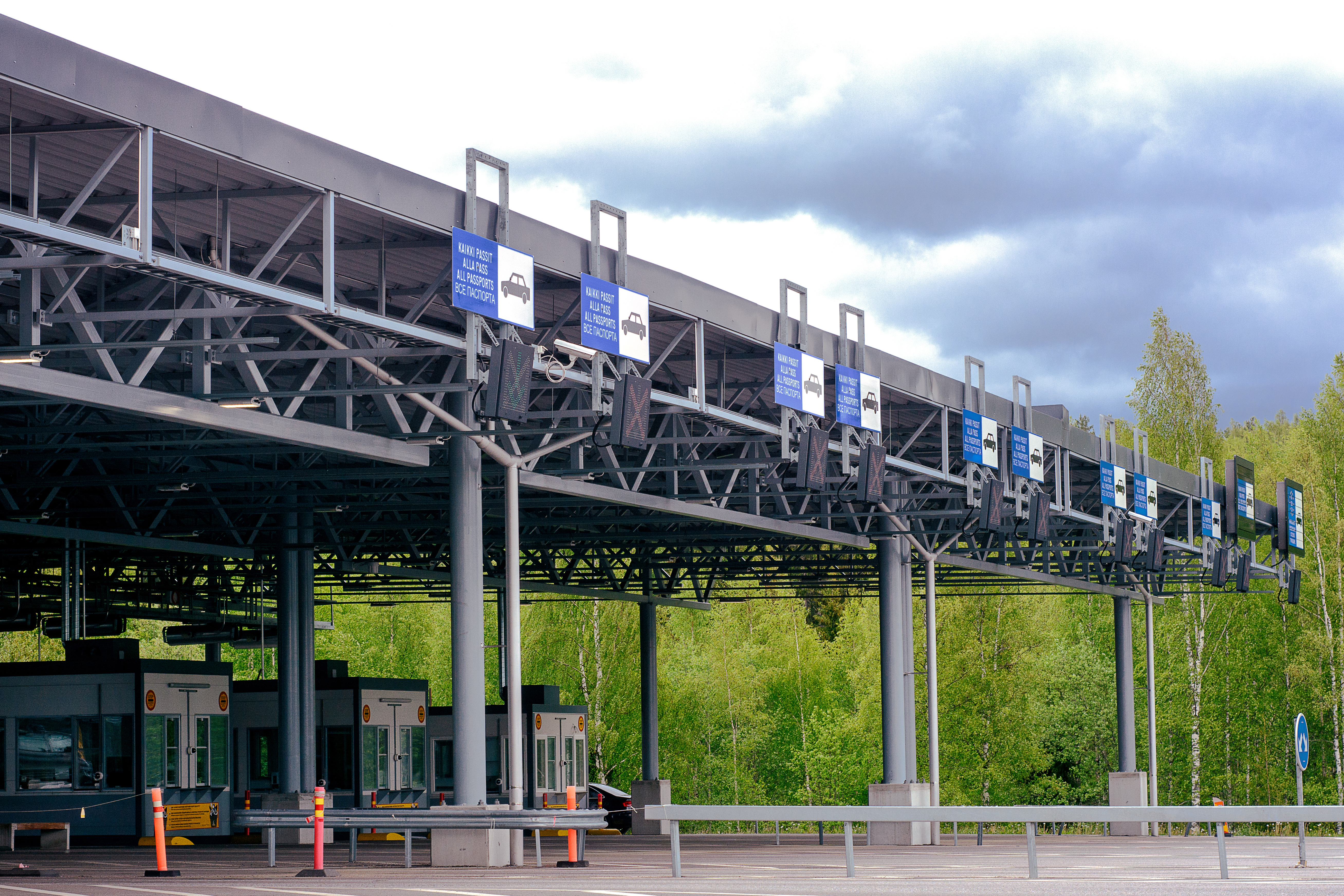 Finland closes checkpoints with Russia